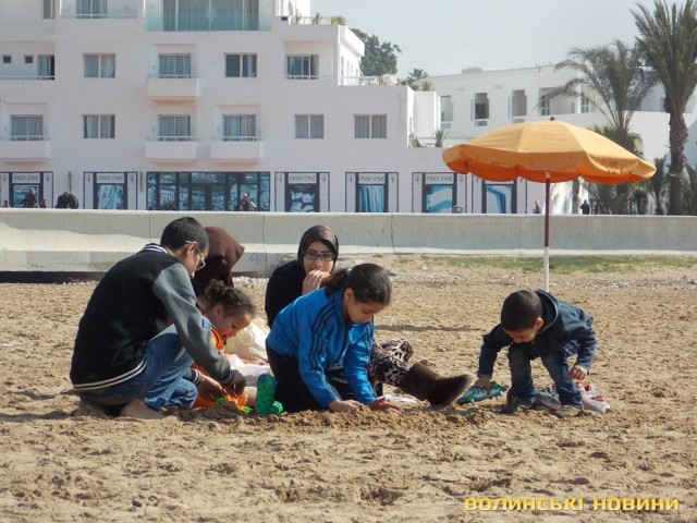 Родина на пляжі в Агадирі